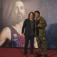 Ronaldinho y Puyol inauguran un 'Cruyff Court' en Les Roquetes