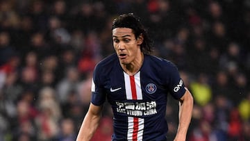 Paris Saint-Germain's Uruguayan forward Edinson Cavani control the ball during the French L1 football match between Paris Saint-Germain (PSG) and Girondins de Bordeaux at the Parc des Princes stadium in Paris, on February 23, 2020. (Photo by FRANCK F