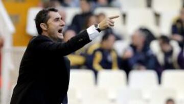 El entrenador del Valencia CF, Ernesto Valverde dando instrucciones a sus jugadores durante el partido frente al Real Mallorca.