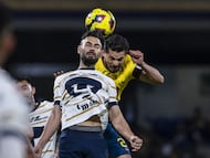 Ruben Duarte (L) of Pumas fights for the ball with Henry Martin (R) of America during the 8th round match between Pumas UNAM and America as part of the Liga BBVA MX, Torneo Clausura 2025 at Olimpico Universitario Stadium, on February 22, 2025 in Mexico, City, Mexico.