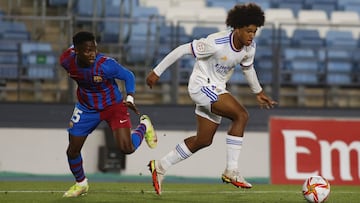 Peter se va de Ndiaye en el mini Clásico del Di Stéfano.