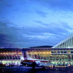 Aterrizan de urgencia en Bilbao, los controladores acaban su turno y los pasajeros se quedan en tierra: “No podéis despegar”