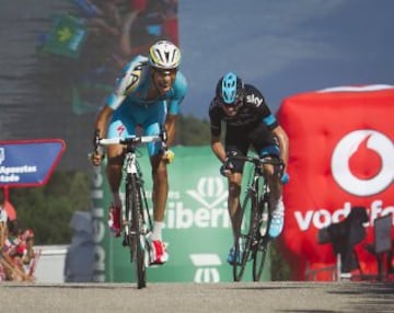 Fabio Aru entrando en meta, Christopher Froome segundo.  