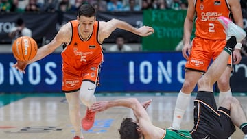 BADALONA, 15/03/2025.- El jugador de Valencia Basket, Lopez- Arostegui (i), se lleva el balón ante el jugador del Joventut, Guillem Vives, durante el encuentro correspondiente a la fase regular de la Liga Endesa que disputan hoy sábado en el Pabellón Olímpico de Badalona. EFE/ Enric Fontcuberta.
