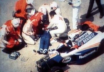 Imagen aérea de los servicios médicos atendiendo a Ayrton Senna después del accidente que le costó la vida en 1994.