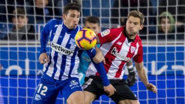 Calleri lucha un bal&oacute;n con I&ntilde;igo Mart&iacute;nez.