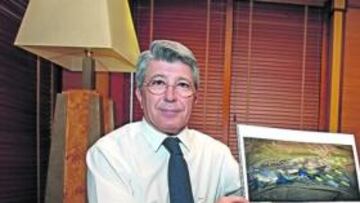 <b>EL FUTURO. </b>Cerezo posa con una reproducción de la Copa del Rey, el título más factible, fotografías de lo que será el nuevo estadio y la Ciudad Deportiva del Atlético.