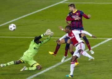 Champions League. Grupo H. Barcelona - Ajax. 3-0. Pique anota el tercer gol en un remate de cabeza.