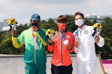 Si el 25 de abril del 2021 pasar¨¢ a la historia del skate, lo har¨¢ especialmente para estos tres skaters. De izquierda a derecha, con sus mascarillas y equipaciones oficiales: Kelvin Hoefler (2?, Brasil), Yuto Horigome (1?, Jap¨®n) y Jagger Eaton (3?, Estados Unidos), mostrando sus medallas de plata, oro y bronce, respectivamente en el Ariake Urban Sports Park de Tokio (Jap¨®n).