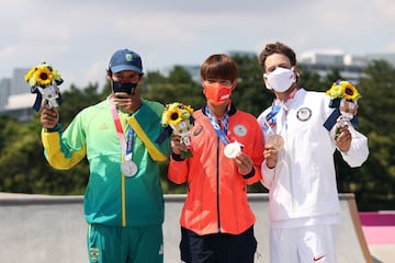 Si el 25 de abril del 2021 pasará a la historia del skate, lo hará especialmente para estos tres skaters. De izquierda a derecha, con sus mascarillas y equipaciones oficiales: Kelvin Hoefler (2º, Brasil), Yuto Horigome (1º, Japón) y Jagger Eaton (3º, Estados Unidos), mostrando sus medallas de plata, oro y bronce, respectivamente en el Ariake Urban Sports Park de Tokio (Japón).