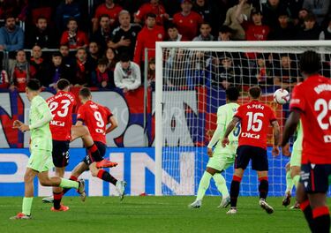 4-1 Abel Bretones recupera el balón ante Lamine Yamal en la frontal del área culé y saca un zurdazo que sorprende a Iñaki Peña.