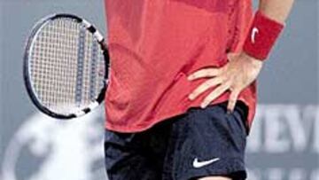 <b>NO PUDO SER. </b>Carlos Moyá volvió a llevar a Andy Roddick al límite de tres sets en la pista rápida de Indian Wells, pero acabó cediendo tras casi dos horas de juego. Próxima cita: Miami.