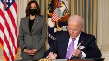 La vicepresidenta de Estados Unidos, Kamala Harris, observa cómo el presidente Joe Biden firma órdenes ejecutivas en la Casa Blanca en Washington, Estados Unidos, el 26 de enero de 2021.