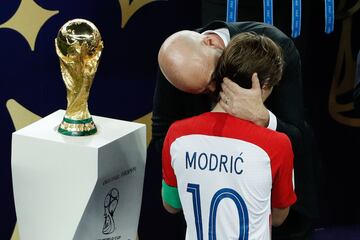 Gianni Infantino trata de consolar a Modric tras perder la primera final de Croacia en un Mundial.