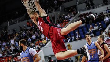 Tryggvi Hlinason, pívot del Casademont Zaragoza, realiza un mate ante el Valencia Basket en la Liga Endesa.