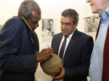 La exposición muestra la vinculación de San Lorenzo de El Escorial con el club rojiblanco a lo largo de la historia. En la imagen Luis Pereira.