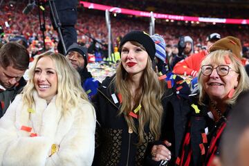 Tras terminar el partido, Taylor Swift y el resto de familiares de los jugadores bajaron al terreno de juego  del Estadio Arrowhead, hogar de los Kansas City Chiefs.