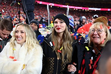 Tras terminar el partido, Taylor Swift y el resto de familiares de los jugadores bajaron al terreno de juego  del Estadio Arrowhead, hogar de los Kansas City Chiefs.