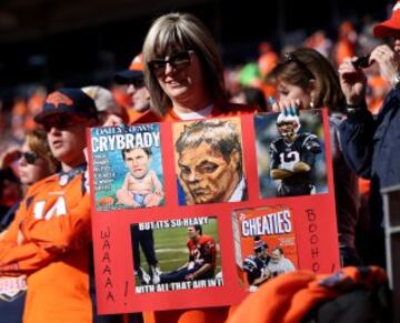 Esta fan de los Broncos sostiene un cartel que es una auténtica colección de joyas. Si no eres de los Patriots, claro. Desde "CryBrady" ("llora Brady", juego de palabras con Cry baby) a "Cheaties" (juego de palabra con los cereales Wheaties y la palabra "cheat", trampa).