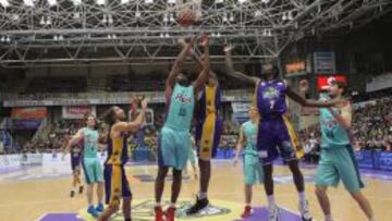 Aguilar machaca la canasta.