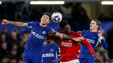 London (United Kingdom), 04/04/2024.- Enzo Fernandez (L) and Conor Gallagher (R) of Chelsea in action against Kobbie Mainoo of Manchester United (C) during the English Premier League match between Chelsea and Manchester United in London, Britain, 04 April 2024. (Reino Unido, Londres) EFE/EPA/NEIL HALL EDITORIAL USE ONLY. No use with unauthorized audio, video, data, fixture lists, club/league logos, 'live' services or NFTs. Online in-match use limited to 120 images, no video emulation. No use in betting, games or single club/league/player publications.