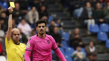 Amarilla a Chema, jugador del Levante.