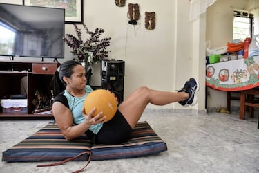 Luz Adiela Alvarez, quien hace parte de la Selección Colombia de Judo, entrena en casa el 1 de julio de 2020 en Cali, Colombia para mantener su forma y luchar por un cupo en los Juegos Olímpicos de de Tokio.