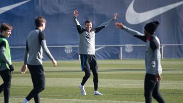 Lewandowski levanta los brazos sonriente en el entrenamiento de ayer del Barça.