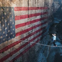 Dos atletas cruzan la frontera de México y EEUU en slackline a modo de reivindicación
