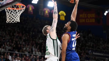 Barcelona's US forward #22 Jabari Parker tries to score past Panathinaikos Athens' Polish forward #08 Aleksander Balcerowski during the Euroleague round 6 basketball match between FC Barcelona and Panathinaikos Athens at the Palau Blaugrana arena in Barcelona on November 3, 2023. (Photo by Josep LAGO / AFP)