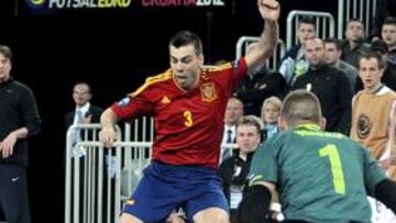 <b>ESPAÑA, AL ATAQUE. </b>Lozano encara a Mohoric, meta esloveno.