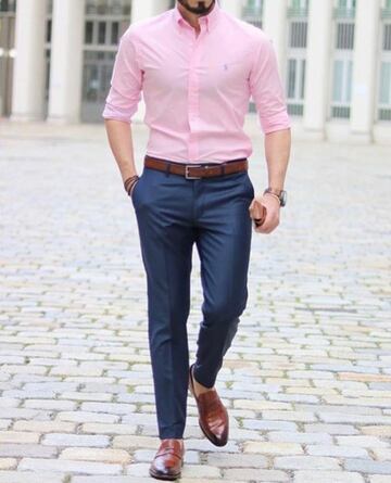 Si lo que quieres es lucir más formal, puedes optar por una camisa un pantalón de vestir, y sin duda, lucirás espectacular.