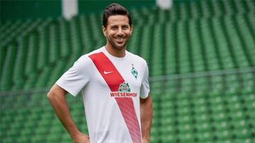 Pizarro presentó una camiseta del Bremen similar a la de Perú