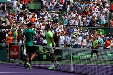 Una nueva final entre dos de las raquetas más fascinantes de todos los tiempos. Hoy ganó Federer bajo un sol de justicia en Miami. Nadal tuvo sus oportunidades de romper el servicio del suizo pero no lo consiguió. A pesar de eso, dejó una muy buena impresión. Veremos lo que pasa cuando llegue el momento de jugar en tierra batida. Aquí el resumen del partido en fotos.