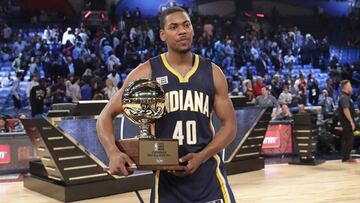 Glenn Robinson III, con el t&iacute;tulo que le acredita como campe&oacute;n del concurso de mates del All Star 2017.