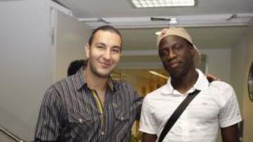 <b>FICHAJES. </b>Necati y Dramé se saludan tras pasar el reconocimiento médico con la Real.