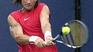 <b>A SEGUNDA RONDA. </b>Carlos Moyá venció al argentino Agustín Calleri en un durísimo partido.