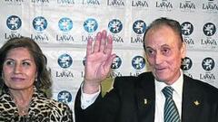 "Trabajamos día y noche para fichar un delantero"