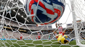 SEATTLE (United States), 19/06/2025.- Atletico Madrid's goalkeeper Jan Oblak (R) fails to block a shot by Seattle Sounders' Jesus Ferreira, but the play was ruled offside and no goal was awarded during the FIFA Club World Cup 2025 Group B match between Seattle Sounders and Atletico Madrid at Lumen Field in Seattle, Washington, USA, 19 June 2025. (Mundial de Fútbol) EFE/EPA/JOHN G. MABANGLO