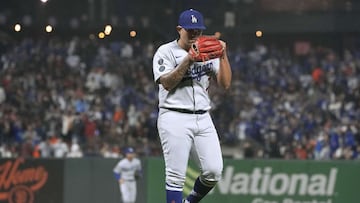 Julio Urias se prepara en la lomita para lanzar contra los Giants