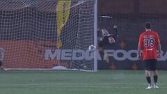 ¡Marcó un penal dando una vuelta en el aire!: hay que verlo para creer