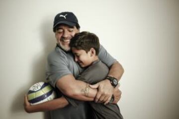 Así se selló la disculpa que Maradona le ofreció a Santiago, con un abrazo fraterno.