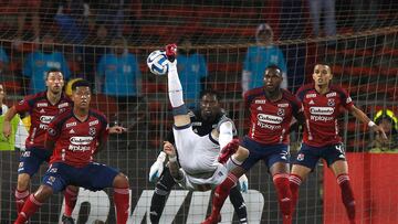 AMDEP1801. MEDELLÍN (COLOMBIA), 23/05/2023.- Juan Ignacio Ramírez (c) de Nacional patea al arco hoy, en un partido de la fase de grupos de la Copa Libertadores entre Independiente Medellín y Club Nacional en el estadio Atanasio Girardot en Medellín (Colombia). EFE/ Luis Eduardo Noriega A.