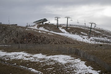 En los ¨²ltimos a?os la temperatura del planeta ha ido subiendo. Esto ha provocado que cada vez sea m¨¢s complicado que las estaciones de esqu¨ª trabajen a pleno rendimiento durante la temporada. Con inviernos cada vez m¨¢s c¨¢lidos, la producci¨®n de nieve ¨®ptima para poder esquiar es cada a?o m¨¢s dif¨ªcil de conseguir. Las temporadas cada vez son m¨¢s cortas, con menos pistas y menos kil¨®metros esquiables.