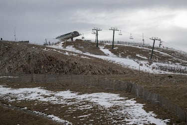 En los últimos años la temperatura del planeta ha ido subiendo. Esto ha provocado que cada vez sea más complicado que las estaciones de esquí trabajen a pleno rendimiento durante la temporada. Con inviernos cada vez más cálidos, la producción de nieve óptima para poder esquiar es cada año más difícil de conseguir. Las temporadas cada vez son más cortas, con menos pistas y menos kilómetros esquiables.