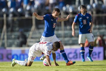 Su buena labor como medio de contención lo llevó a la Selección Mexicana y al futbol europeo: tenía entrega en el centro del campo y cuando era necesario daba una que otra patadita para detener a su rival.