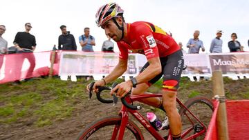 El ciclista español Felipe Orts compite durante la prueba de la Copa del Mundo de ciclocross de Maasmechelen.