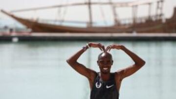 El británico Mo Farah muestra en Doha su pose característica tras una victoria.