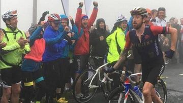 Bradley Wiggins imita a Chris Froome en el Mont Ventoux y sube una de las colinas de la segunda etapa del Tour de Gran Bretaña a pie.
