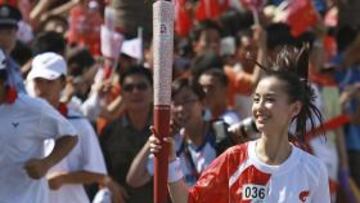 <b>TRANQUILIDAD Y ALEGRÍA.</b> La llama olímpica por fin ha tenido un recorrido tranquilo y la gente ha celebrado con gran alegría su llegada a China.